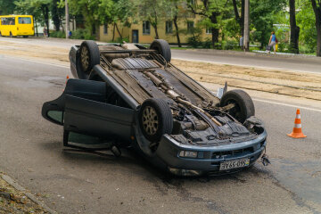 V-Dnepre-na-prospekte-Mazepy-perevernulsya-avtomobil-Samsung-postradali-muzhchina-i-rebenok-6