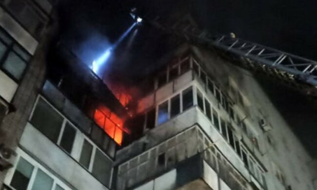 У Харкові загорілася квартира в 16-поверховому будинку, кадри: "чоловік опинився в..."