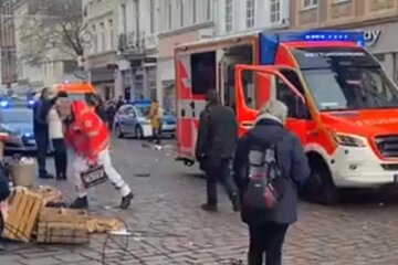 Авто снесло толпу людей на тротуаре, есть жертвы: первые кадры и подробности трагедии