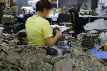 Як в Україні створюють захист за світовими стандартами: репортаж про виготовлення бронежилетів