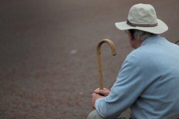 пенсионер инвалид палочка грустно