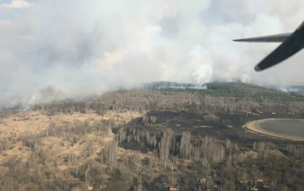 Посилення карантину, падіння долара і масштабна пожежа в Чорнобильській зоні - головне за ніч