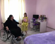 "Спала на полу и варила есть": маленькая украинка годами ухаживала за парализованными мамой и бабушкой