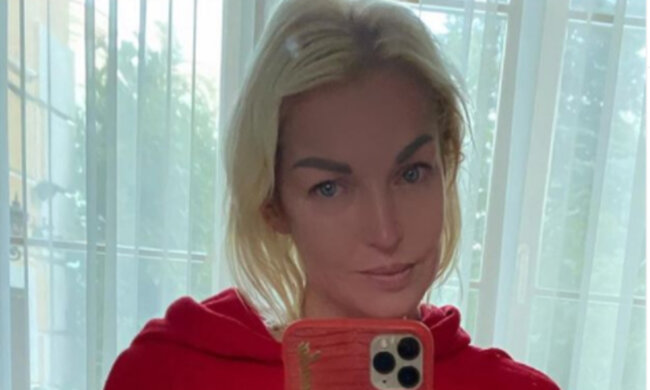 Епатажна Волочкова в непристойному міні й хутрі оголосила про своє весілля: фото нареченої