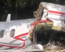Літак з пасажирами розбився в аеропорту, кадри трагедії і дані про жертви: "Вилетів за межі смуги"