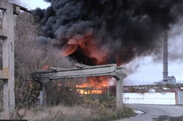 Масштабная "бавовна" в Белгороде: горит промышленное предприятие, кадры