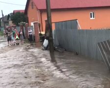 Масштабний потоп в Україні, вулиці перетворилися на річки, нові кадри стихії: "Нехай Бог береже..."