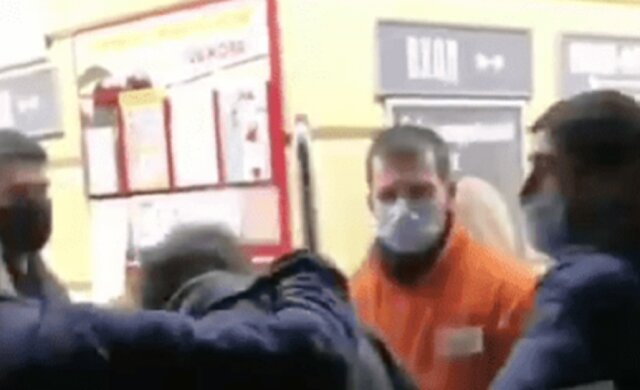 "Ребята, он в маске, отпустите его!": охранники избили покупателя в супермаркете Одессы, видео