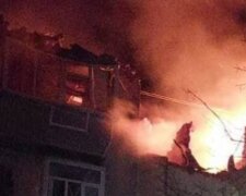 Почалася пожежа: окупанти вдарили ракетою по житловому будинку в центрі міста