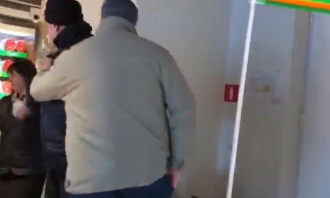 Неадекват влаштував бійку в магазині Рошен, відео: "розбив ніс касирці і..."
