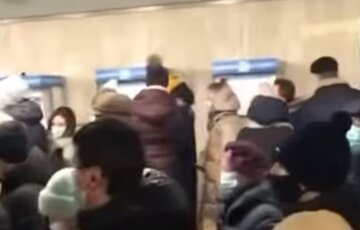 Нові обмеження в київському метро призвели до аномальної тисняви: відео переполоху