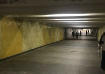 ЧП в киевском метро: потолок упал на глазах у людей, кадры разрушений
