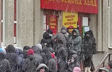 "Еще и ночуют под дверью": украинцы "оккупировали" магазины секонд-хенда, забыв о карантине, кадры