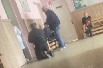 Скандал у лікарні, де дідусь стояв навколішки, отримав продовження: що кажуть медики