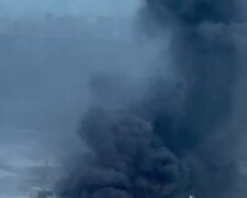 Тушат из луж: в Москве крупный пожар, очевидцы сообщают о взрывах