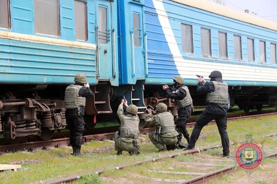 Силовики “звільнили” заручників з пасажирського поїзда (фото, відео)