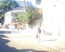 Фасад обрушився на тротуар перед людьми: відео НП в центрі Одеси
