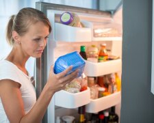 женщина возле холодильника