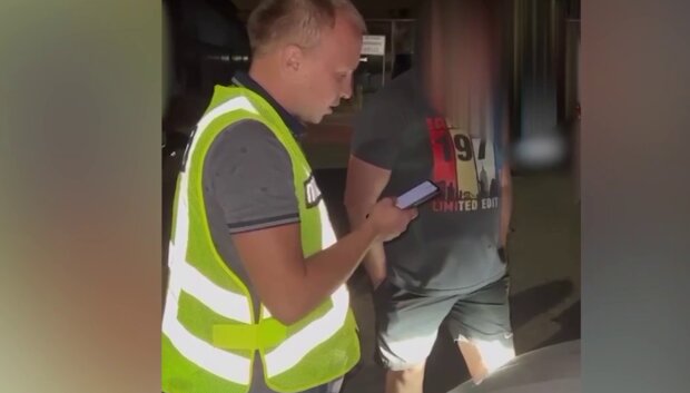 Псевдоволонтери продавали гуманітарну допомогу захисникам, кадри: про які суми йдеться