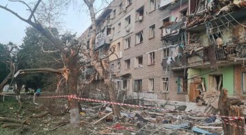 Жилой дом в Ковшаровке после удара авиабомбой