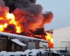 "А поряд ТЕЦ. Небезпечне сусідство": на росії почалася масштабна пожежа на складах, кадри