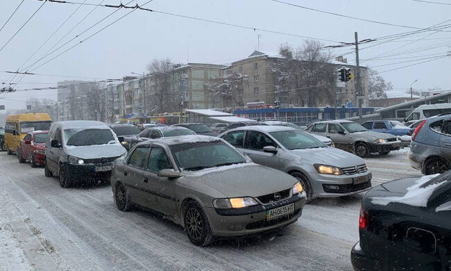 Дніпро застиг у заторах на двох берегах: кадри транспортного колапсу