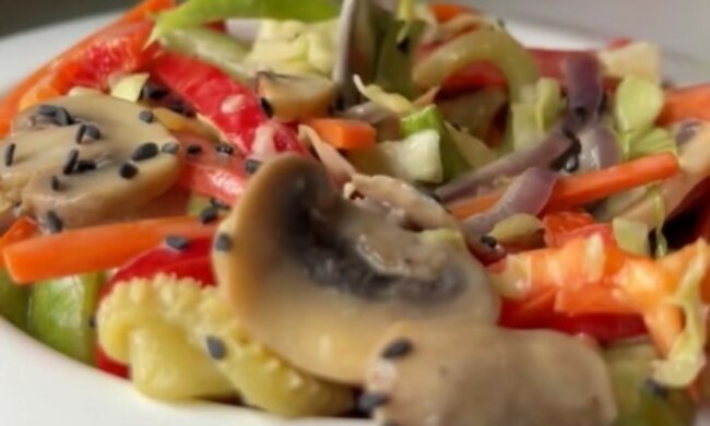 Корисний овочевий салат до будь-якого столу: смачно, яскраво та поживно