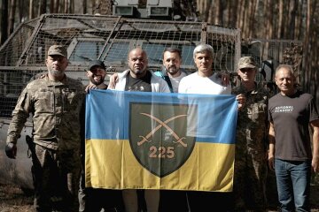 Фонд «Надія», Валерій Дубіль та Микола Томенко разом з Антоном Бахуром та Романом Хохловим доставили на схід РЕБи, засоби живлення та звʼязку