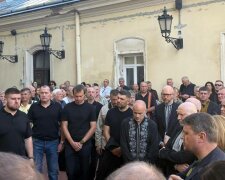 Вторые сутки к собору Святого Юра во Львове – бесконечный поток людей, пришедших попрощаться с Андреем Парубием