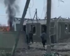 Войска РФ сбросили бомбу на город в Николаевской области, видео: люди под завалами