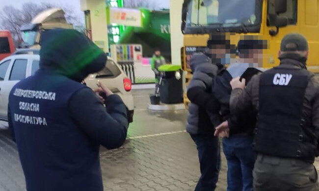 "Активісти" влаштували показовий грабіж дніпрян, фото: "під виглядом боротьби з корупцією"