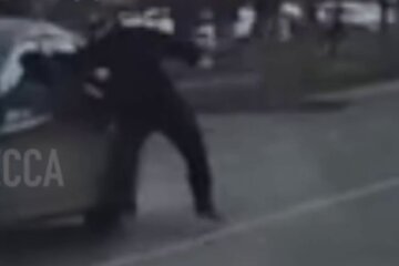 В Одесской области полицейский разбил стекло в авто
