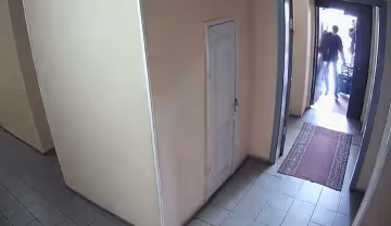 У Києві консьєржку побили заради телефону і обігрівача: "спочатку погрожував, а потім дістав біту і..."