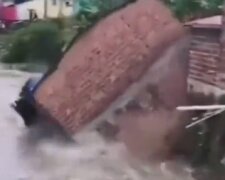 "Помилуй нас, Господи!": житлові будинки падають прямо у воду, кадри стихії, що розбушувалася