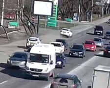 В Киеве пьяный водитель устроил погоню с полицией: "наехал на электроопору, повредил колеса, но это не остановило..."
