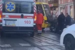 Маршрутка с людьми попала в аварию в центре Одессы, примчались медики: появилось видео