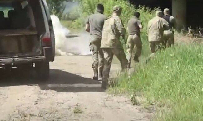 На Чугуївський аеродром стягнули силовиків, відео: "просить дозвіл на посадку"