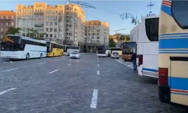 Ситуація під Кабміном загострюється, стягують поліцію, рух паралізовано: кадри «повстання автобусів»