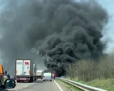 Автобус с пассажирами загорелся на трассе Киев-Одесса, кадры: клубы черного дыма заполонили небо
