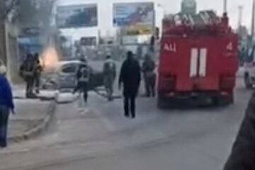 В Одесі таксі з пасажиркою влетіло в паркан і загорілося, відео: все закінчилося трагічно