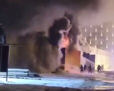 Масштабный пожар вспыхнул под Москвой, в огне тысячи кв. метров: кадры с места