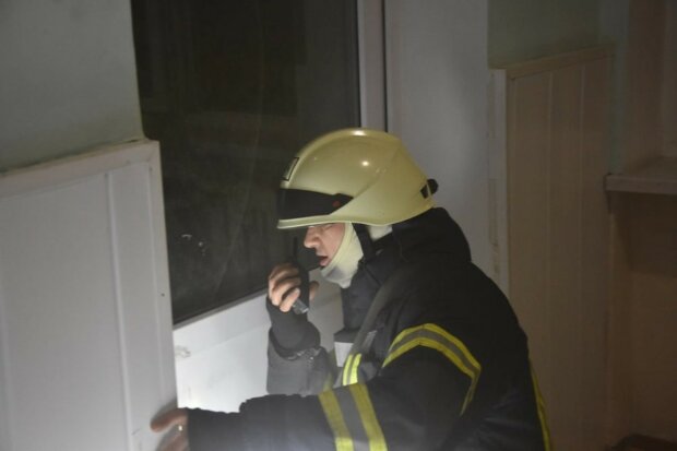 Пожежа спалахнула в пологовому будинку Одеси, терміново з'їхалися рятувальники: кадри і що відомо про постраждалих