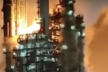 Крупный пожар вспыхнул после взрыва на заводе "Газпрома": "Жителей просят не выходить на улицу"
