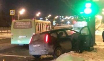 В Харькове автомобиль вылетел с дороги и врезался в столб: детали с места событий