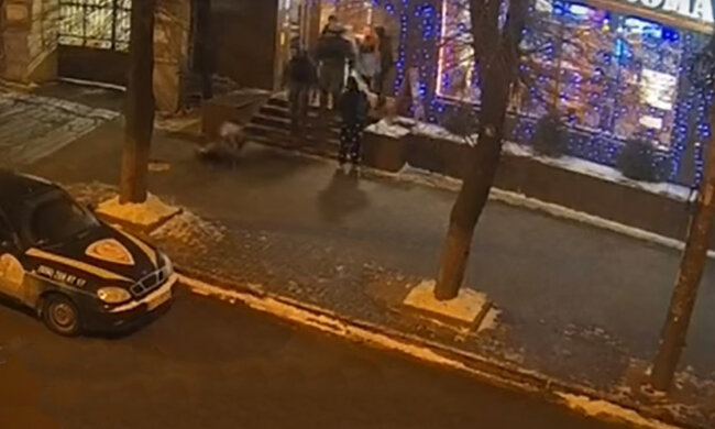 В Днепре неадекватного посетителя выбросили из кафе: сначала хотел ограбить заведение, видео