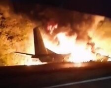 Авіакатастрофа під Харковом: літак впав прямо на узбіччі, все у вогні, кадри з місця НП