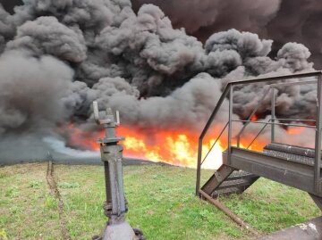 Окупанти вгатили по нафтопереробному заводу на Луганщині: здійнялася пожежа, все в чорному диму