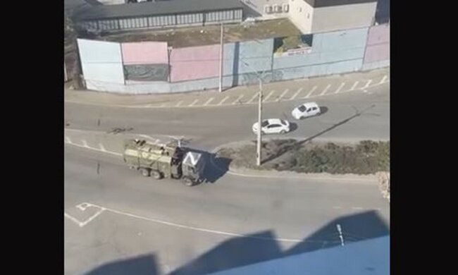 "Происходит зачистка": бегство колонны оккупантов попало на видео