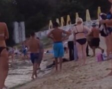 Заметили возле пирса: на пляже в Одессе случилась трагедия с отдыхающим