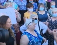 зарплаты, украинцы в масках на улице, протест